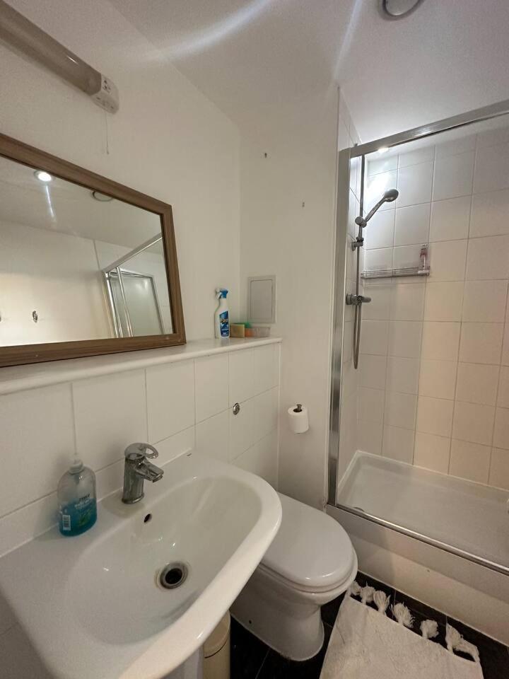 New Build 2 Bedroom With 2 Bath In Londres Exterior foto